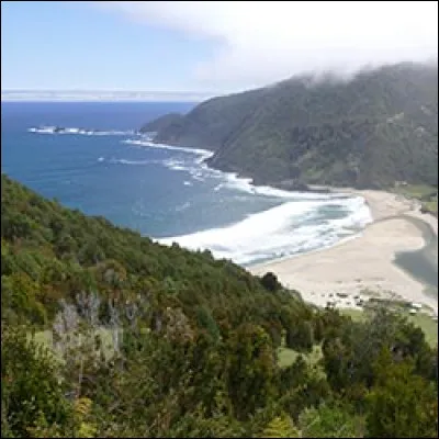 Le pays s'étire le long de la cordillère des Andes, bordée à l'ouest par d'étroites plaines littorales et, dans sa partie nord ouest, par le désert d'Atacama :