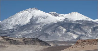 Le Nevado Ojos del Salado, situé dans les Andes, sur la frontière avec l'Argentine en bordure du désert d'Atacama, constitue le point culminant du pays ; son altitude de 6 879 mètres en fait le plus haut volcan du monde :
