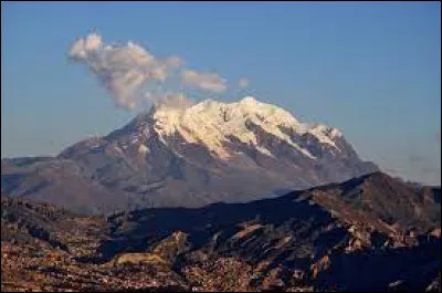 Le Nevado Sajama avec ses 6 542 mètres et le Nevado Illimani 6 462 mètres (en image) sont les plus hauts sommets du pays, dominant l'Altiplano :