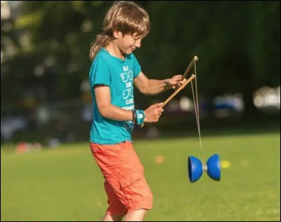 Quel est ce jeu de jonglerie en D, composé de 2 calottes accolées et de 2 baguettes reliées par un fil ?