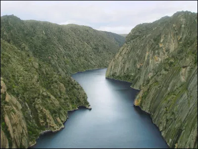 Quel est ce fleuve en D qui prend sa source en Espagne, traverse le Portugal et se jette dans l'océan Atlantique ?