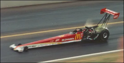 Quel est ce sport mécanique en D, ouvert aux véhicules à 2 et 4 roues et dont le but est de parcourir 1/4 de mile (402m) le plus rapidement possible ?