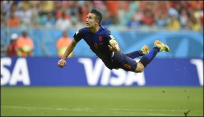 Lors de la Coupe du Monde de 2014, Robin Van Persie marque un but d'anthologie. Marquant d'une t&ecirc;te plongeante, lobant le gardien adverse, ce but contribue &agrave; la victoire des Pays-Bas 5-1 ce jour-l&agrave;. Quelle &eacute;tait l'&eacute;quipe adverse ?