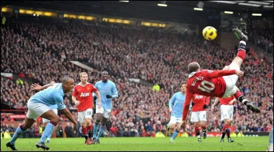 En 2011, Wayne Rooney marque un splendide but d'un retourné acrobatique. Il est aujourd'hui considéré comme le but le plus iconique de sa carrière, qui plus est car l'équipe adverse était un concurrent pour la première place du championnat. Quelle était cette équipe ?