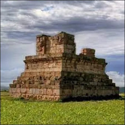 Il meurt très vieux, à 90 ans ; un mausolée et un temple sont édifiés en son honneur :