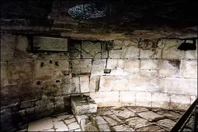 En 105 av. J.-C., il est livré aux Romains après un guet-apens ; emprisonné à Rome, il meurt de faim dans la prison de Tullianum, vers 104 av. J.-C.