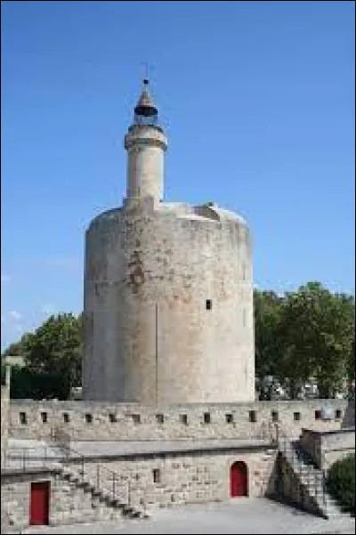 Quelle était la fonction de la tour de Constance, à Aigues-Mortes ?