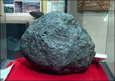 D'où provient de rocher de 55 kilos, surnommé "la pierre de tonnerre d'Ensisheim" ?