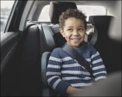 À partir de quel âge les enfant peuvent-ils s'asseoir à lavant d'une auto d'après le code de la route ?