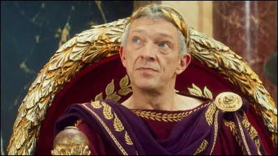 César est évidemment sur les pas des valeureux gaulois : César conquérant un jour, conquérant toujours ; souvenons-nous du film de 1999 ! 
Qui est César dans la version de 2023 ?