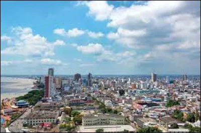 Guayaquil est la capitale économique et, avec 2,2 millions d'habitants, la ville la plus peuplée :