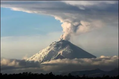 Le pays a un relief très montagneux : la cordillère des Andes occupe la partie centrale du territoire avec le Chimborazo - point culminant du pays à 6 263 m- , les volcans actifs Cotopaxi à 5 897 m - en image - et Pichincha à 4 776 mètres :