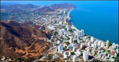 C'est le seul pays d'Amérique du sud à posséder deux façades maritimes, sur la mer des Caraïbes et l'Atlantique et sur l'Océan Pacifique :