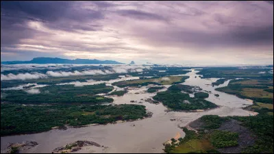 Le pays possède 2800 km de côtes sur la mer des Caraïbes où se jette l'Orénoque dans un vaste delta :