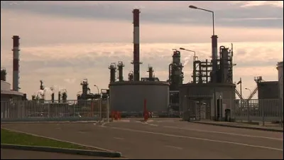 La principale activité économique est l'extraction et le raffinage du pétrole pour l'exportation et la consommation intérieure. Le secteur pétrolier domine l'économie avec à peu près un tiers du PIB, mais se trouve en grande difficulté depuis une dizaine d'années :