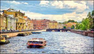 Quelle ville de Russie est surnommée la "Venise du Nord" ?