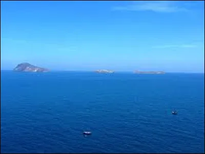 Quelle mer a un nom qui, en latin, signifie "au milieu des terres" ?