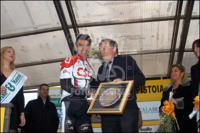 Pour quelle raison devient-il champion d'Italie du contre-la-montre en 2001 ?