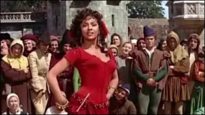 L'actrice italienne a joué dans l'adaptation cinématographique de "Notre-Dame de Paris", en y tenant le rôle d'Esmeralda. Qui joue le personnage de Quasimodo à ses côtés ?