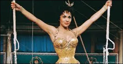 Dans le film "Trapèze", elle joue le rôle de Lola, aux côtés de ...