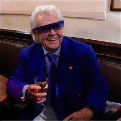 Comment s'appelait ce directeur de cabaret décédé en 2020 ?