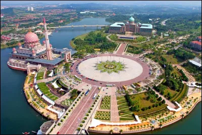 Dans quel pays Putrajaya est-elle devenue en 2010 la nouvelle capitale administrative ?