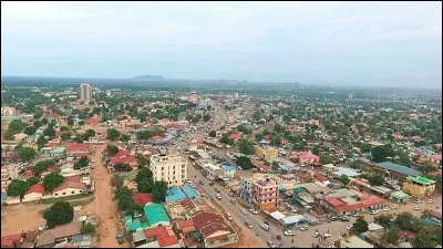 Ce pays a pr&eacute;vu de d&eacute;m&eacute;nager sa capitale du pays - actuellement Djuba dans le sud du pays - dans une une ville nouvelle, Ramciel, situ&eacute;e plus au centre du pays. Ce projet extr&ecirc;mement co&ucirc;teux n'est pas r&eacute;alis&eacute; &agrave; cause de la guerre civile qui fait rage : de quel pays s'agit-il ?