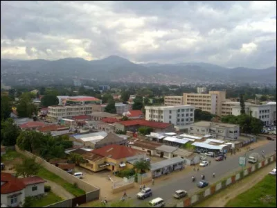 Depuis le 4 f&eacute;vrier 2019, Gitega est devenue la capitale politique &agrave; la place de Bujumbura, capitale &eacute;conomique et ville la plus peupl&eacute;e du pays. De quel pays s'agit-il ?