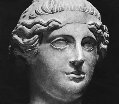 À la mort de leur père, Cléopâtre et son frère Ptolémée XIII se retrouvent à la tête de l'Égypte.
À cette époque, sous quel protectorat était le pays ?