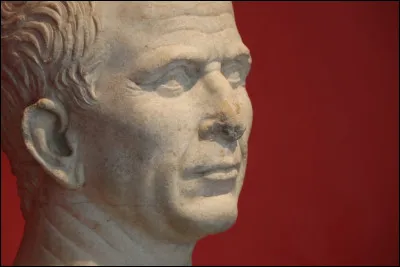 Et c'est alors qu'apparaît le grand et ambitieux César. Que fait-il ?