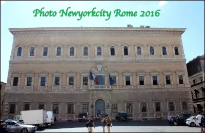 Quel est ce palais en F de style Renaissance datant de 1514 qui est le siège de l'Ambassade de France en Italie, érigé au coeur du quartier historique de Rome ?