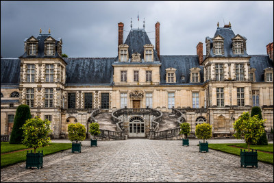 Quel est ce château royal en F de style Renaissance, haut lieu de l'histoire de France de François 1er à Napoléon III ?