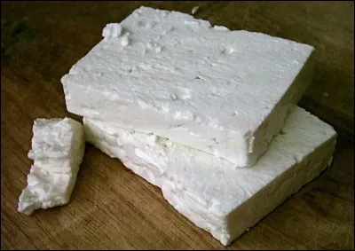 Quel est ce fromage en F, un produit grec à base de lait de chèvre ou de brebis, caillé en saumure ?