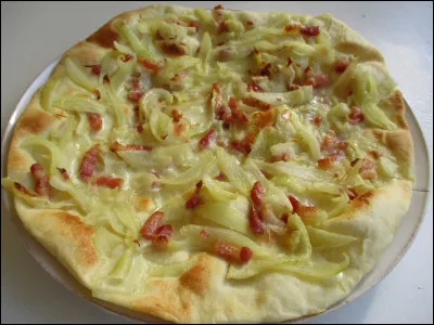 Quel est ce mets alsacien en F, une tarte composée de farine, d'eau, de sel, le tout recouvert de crème et et de lardons, puis cuit au four ?