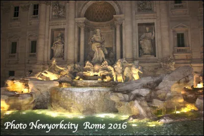 Quel est ce monument en F, la plus célèbre fontaine d'Italie de style baroque, érigée en 1732 à Rome ?