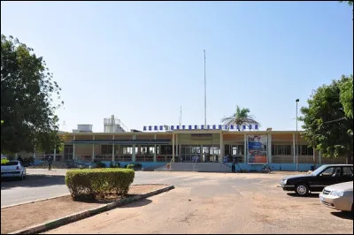 Les plus importantes villes après la capitale sont Thiès, Ziguinchor et Saint-Louis.