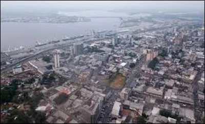 Douala est la ville la plus peuplée avec 4 millions d'habitants, la capitale économique et le grand port du pays.