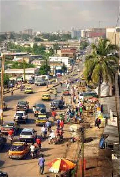 Il compte 27 millions d'habitants et une densité assez faible de 58 habitants/km².