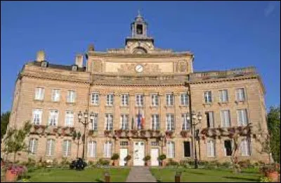 ► En 1, je suis la première lettre de notre alphabet
► En 2, je ne suis pas rapide
► En 3, c'est le sien
→ En tout, je suis une ville de la région :