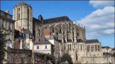 ► En 1, je ne suis pas "la"
► En 2, je ne dit pas la vérité 
→ En tout, je suis une ville de la région :