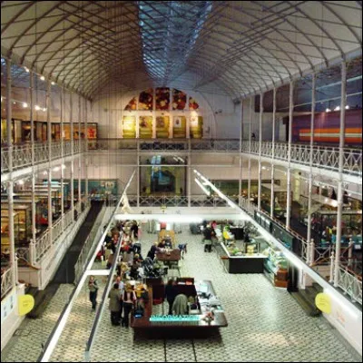 Quel jouet, dont le plus ancien exemplaire connu datant de 1610 est expos&eacute; au mus&eacute;e de l�enfance &agrave; Londres, pr&eacute;sente un int&eacute;r&ecirc;t pour le d&eacute;veloppement psychomoteur de l�enfant ?