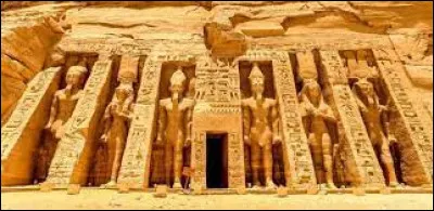 Quel pharaon égyptien a ordonné la construction des temples d'Abou Simbel au XIIIe siècle av. J.-C. ?