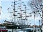 Navire  voile utilis pour le commerce du th, c'est ' Le Cutty Sark'. Dans quelle grande ville anglaise est-il expos en plein air ?