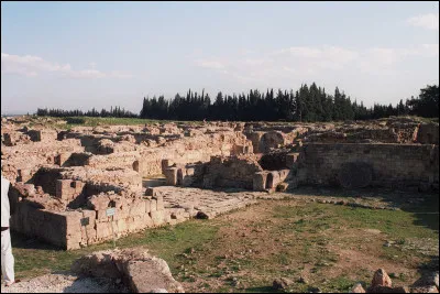 Cette ancienne cité, située sur la côte, dans le nord de l'actuelle Syrie, a été une importante place commerciale du IIe millénaire av. J.-C, jusqu'à sa destruction à la fin du XIIe siècle avant J.-C. Elle est connue pour les tablettes d'écriture alphabétique qui y ont été découvertes.