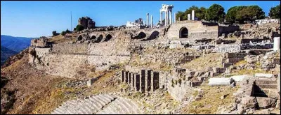 Cette cité d'Asie mineure, édifiée après la mort d'Alexandre le Grand, a atteint son apogée au IIe siècle sous Eumène II, puis est devenue romaine en 133 av. J.-C.