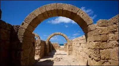 Cette ville antique de Judée était la capitale d'Hérode Ier le Grand, puis ville romaine, siège de l'administration romaine et capitale de la province de Judée.