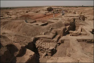 Située sur l'Euphrate, dans l'est de l'actuelle Syrie, elle a été une importante cité au IIIe millénaire av. J.-C., contemporaine de la civilisation sumérienne, capitale d'un des plus puissants royaumes du Proche-Orient. Ses fouilles ont permis de reconstituer le développement rapide et les mutations qu'elle a connu durant son existence, jusqu'à sa destruction vers 1760 av. J.-C. par les troupes babyloniennes d'Hammourabi, entraînant son abandon.