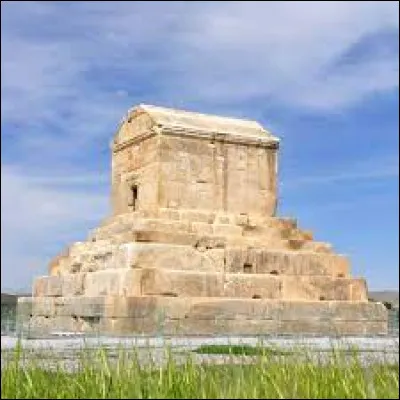 Cette ville était bâtie à 1 900 mètres d'altitude dans les mont Zagros, dans l'actuelle province du Fars en Iran. Edifiée par le roi achéménide Cyrus II, elle a été la première capitale historique de l'Empire perse.