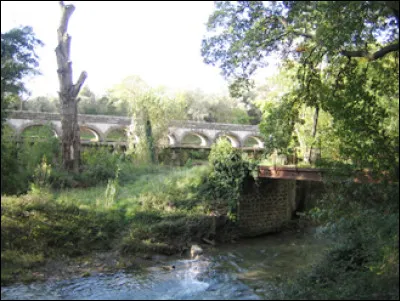 Il y a ici une galerie faisant communiquer un aqueduc avec le sas d'une écluse.
Comment le nomme-t-on ?