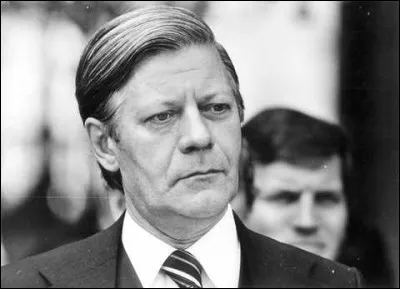 Deuxième chancelier membre du Parti social-démocrate (SPD), il succède au précédent en 1974 comme chancelier fédéral et occupe ce poste jusqu'au départ des libéraux de sa coalition, en 1982.